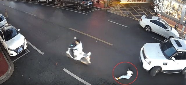 女童被压车底，路人英勇抬车救援，人间大爱展现英勇瞬间
