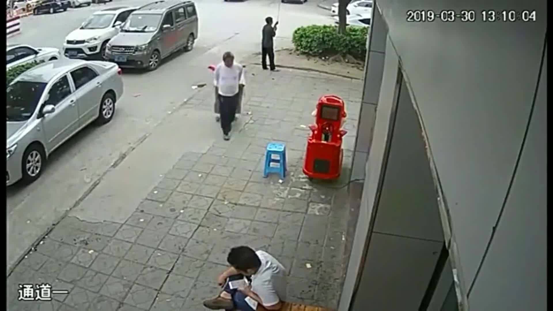 男子公厕遭遇驱赶，应对策略与预防指南