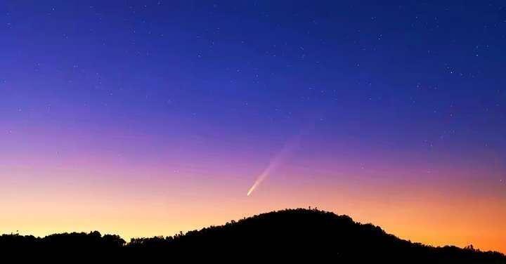 彗星逼近地球，自然之旅的鼓舞与共鸣