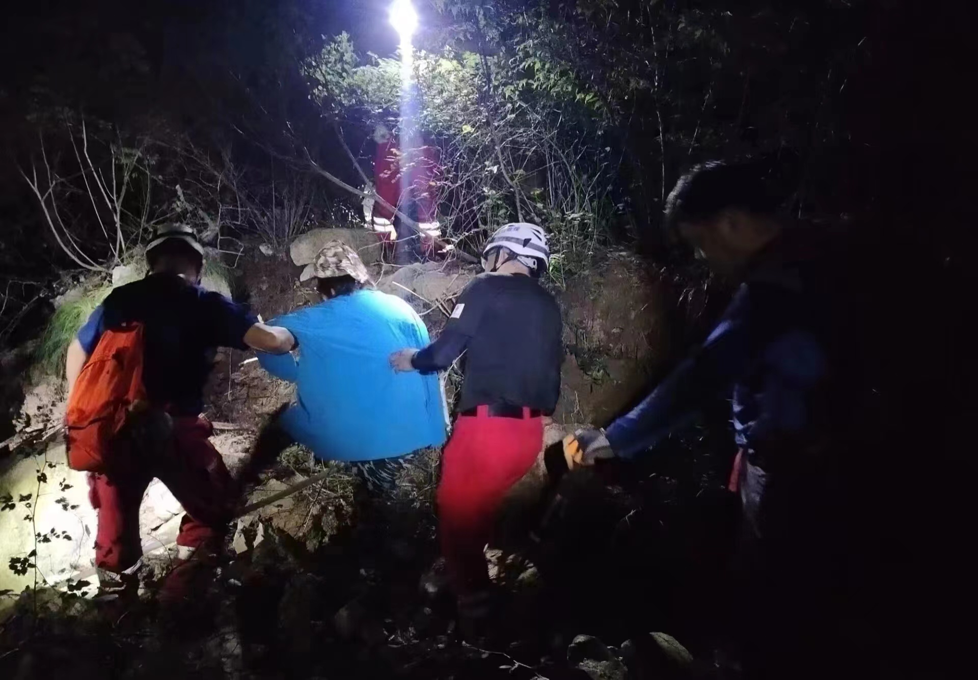 深夜救援行动，警方英勇搜救被困深山游客，四人成功获救