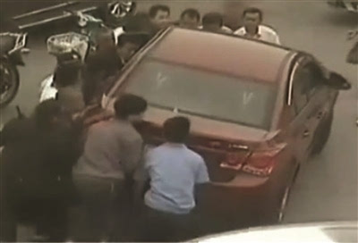 白发爷爷英勇抬车救人，自然美景中的心灵寻迹之旅