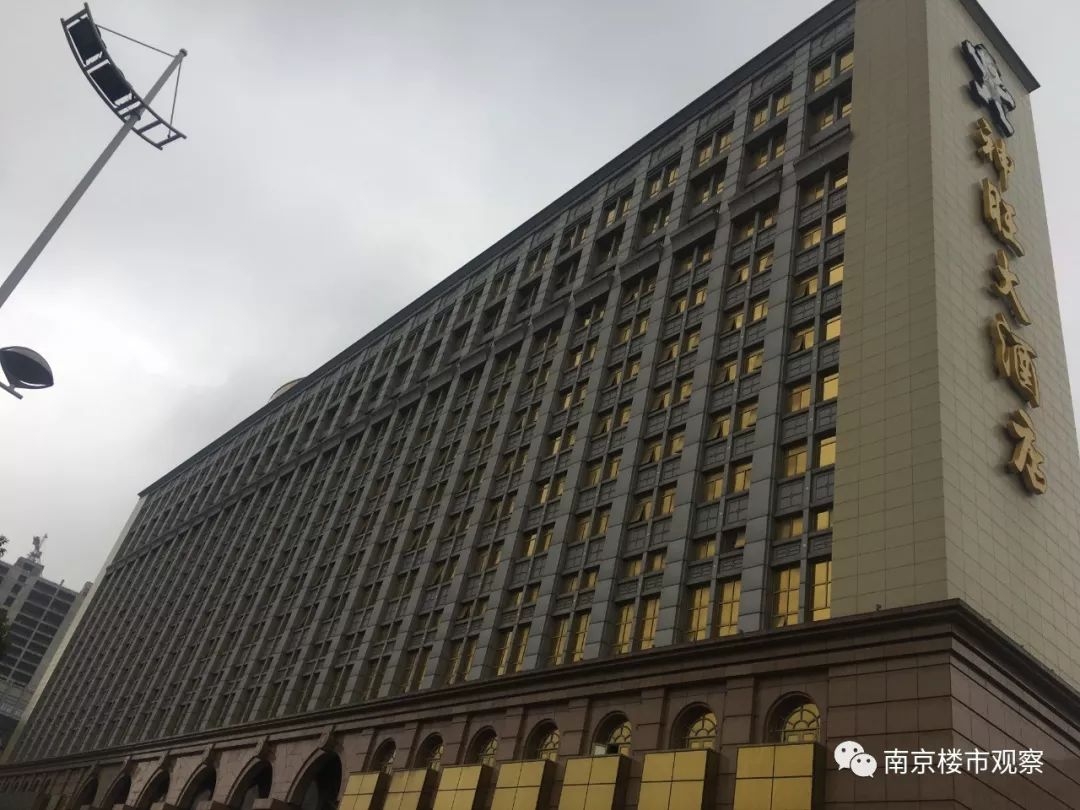 南京酒店涨价谣言背后的城市变迁与励志精神坚守