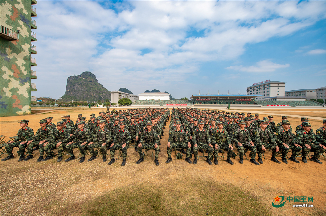 新学员首次实弹射击考核现场，欢笑与感动的射击初体验纪实