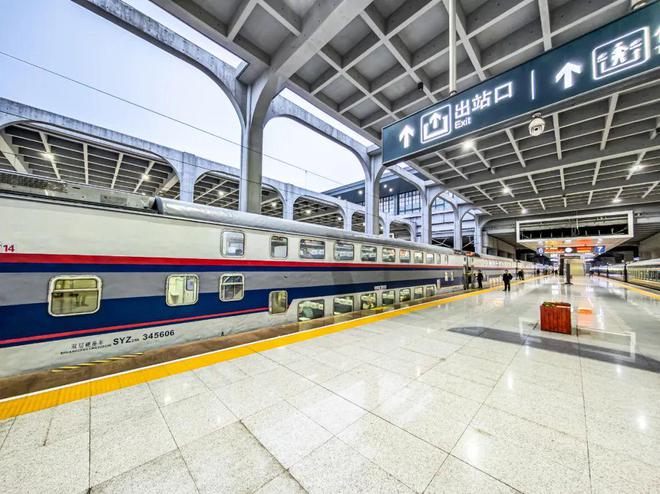 大学生乘双层火车引关注，旅行新体验与12306的响应