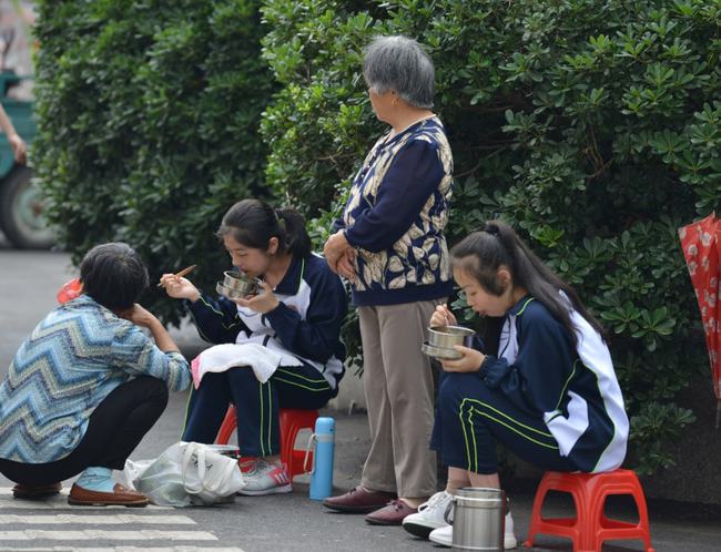 高中生猝死事件背后的秘密，小巷独特小店揭示的真相