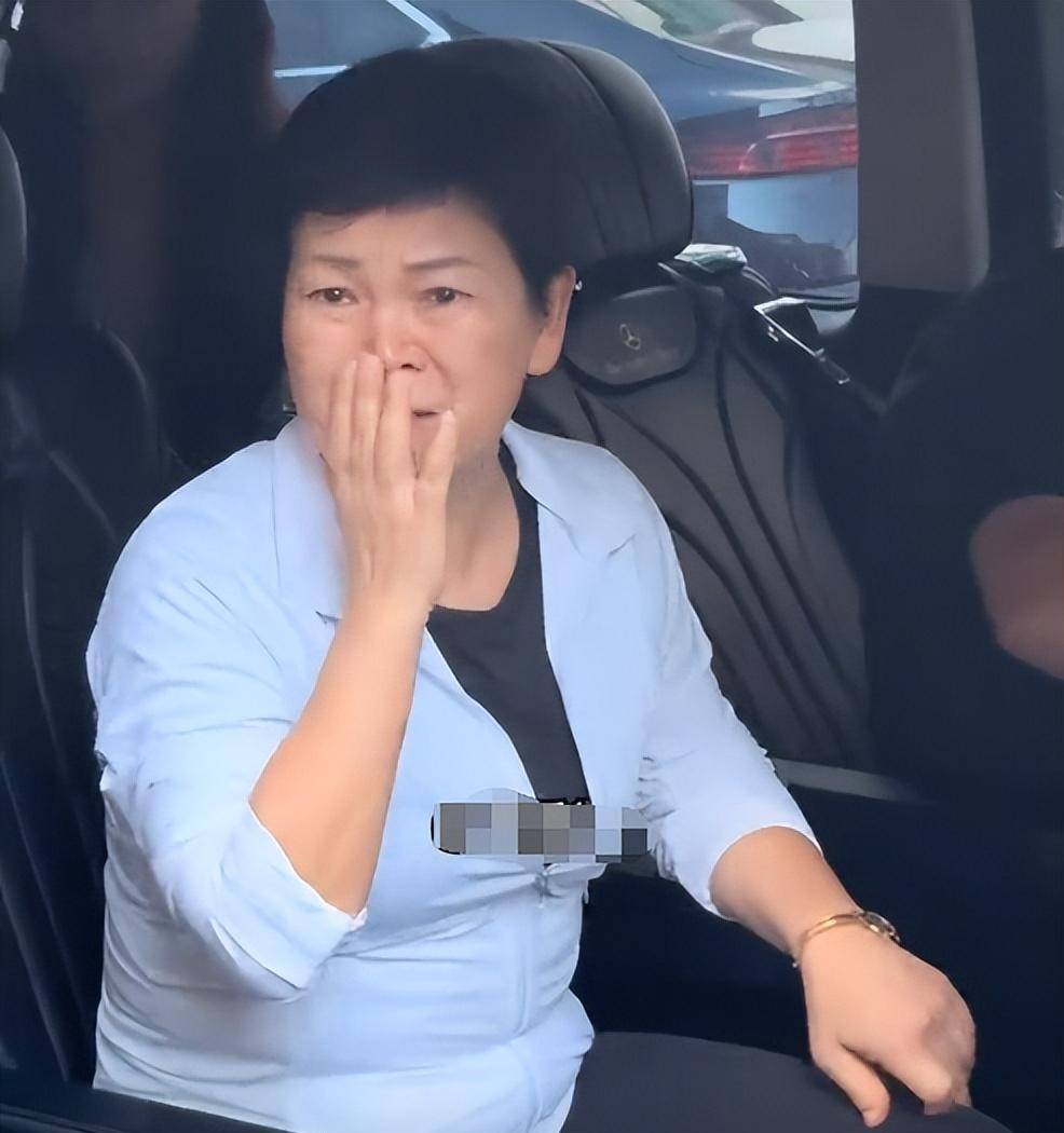 倪夏莲告别家乡泪洒告别仪式现场