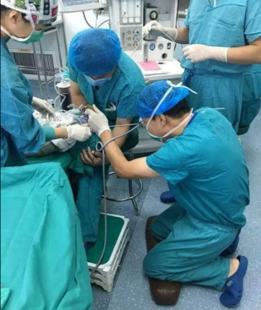 逆境中的励志故事，手术室外的挑战与希望之火燃起时