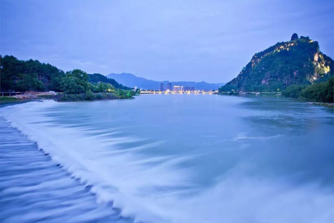 钱塘江涌动励志力量，唤醒自信与成长之梦