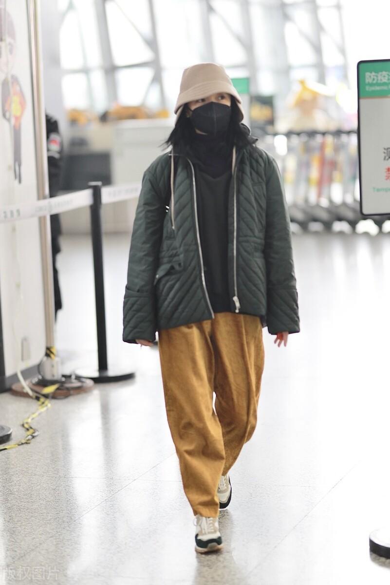 周迅最新街拍，城市漫步的日常趣事与温情纽带展现时尚风采