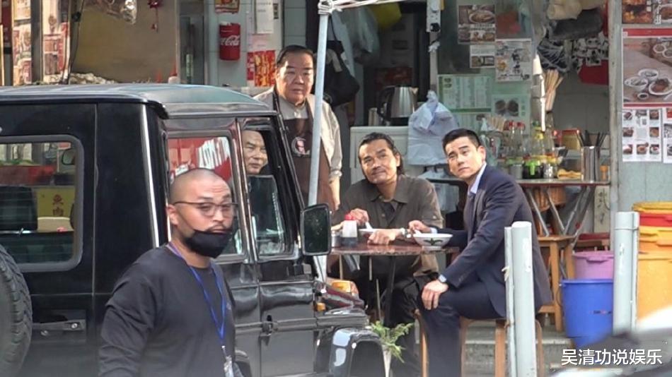 刘德华最新行程揭秘，偶遇隐藏小巷的特色小店之旅
