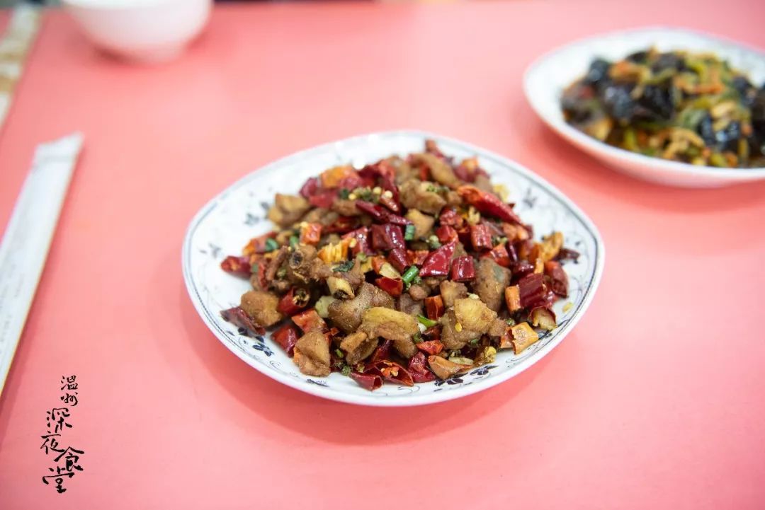 重庆西站最新动态揭秘，巷弄深处的独特风味探秘之旅