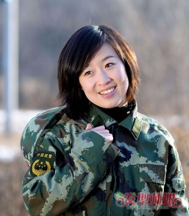 最新女兵标准发型，小巷深处的时尚探索