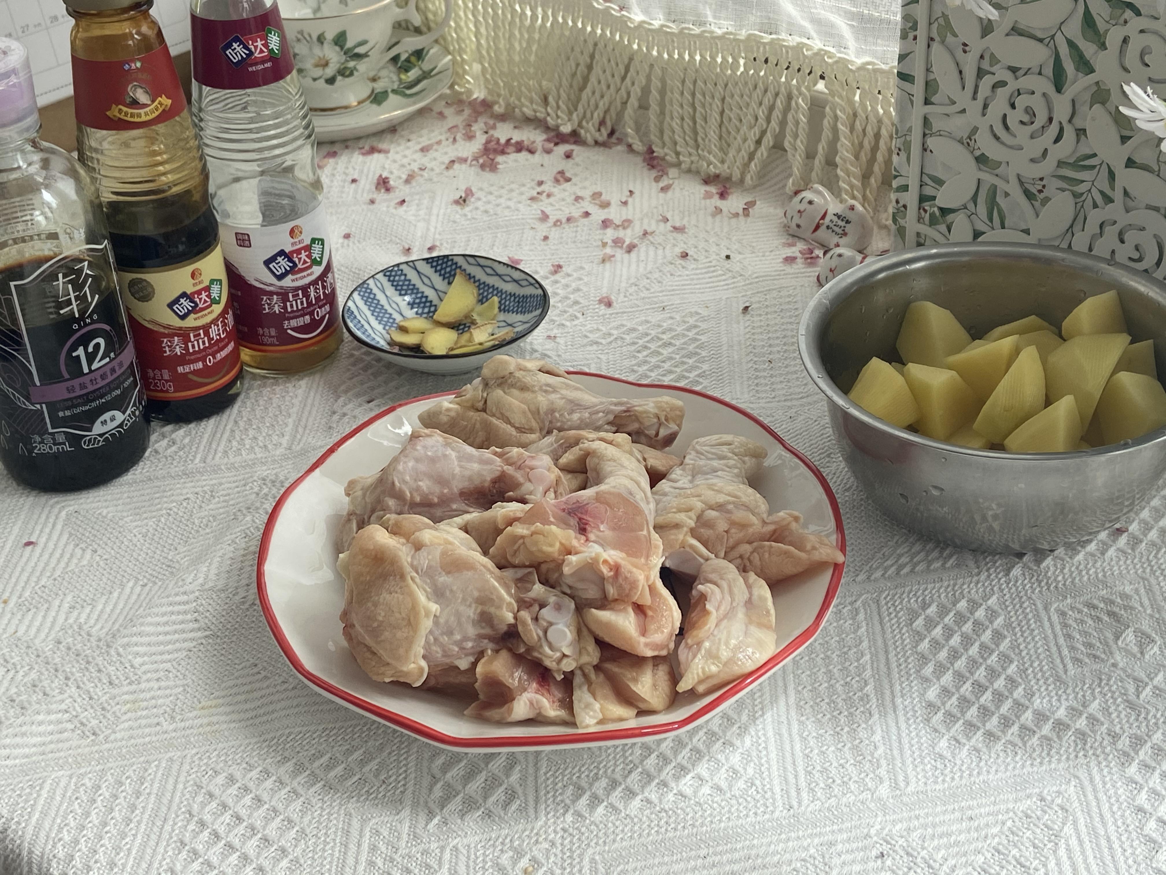 土豆炖鸡，家常美味，营养健康，最新烹饪指南！