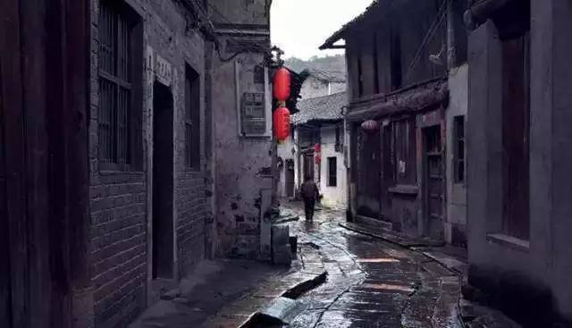 谭明明最新，小巷中的美食秘密