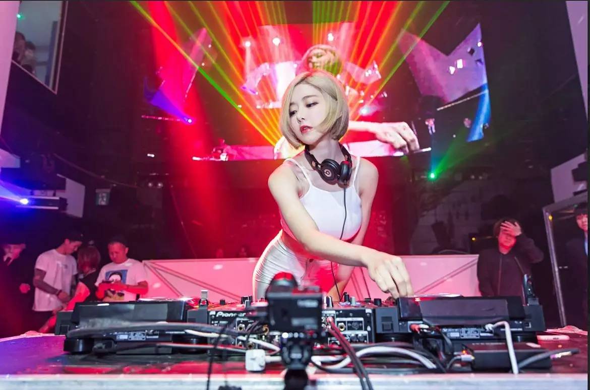 DJ先锋最新，小巷中的音乐秘境