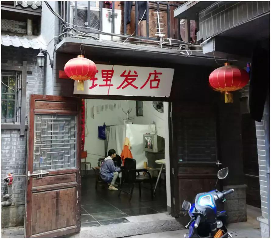 美发新风尚，深色调的魅力与小巷深处的隐秘诱惑
