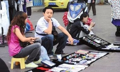 街头小贩的逆袭之路，从地摊走向成功之路的励志之旅