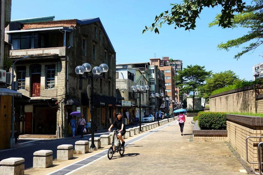 巷弄深处的神秘小店，带你实时掌握最新高速路况