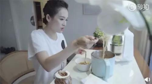 章子怡最新惊艳亮相，小巷深处的隐藏美食宝藏之旅