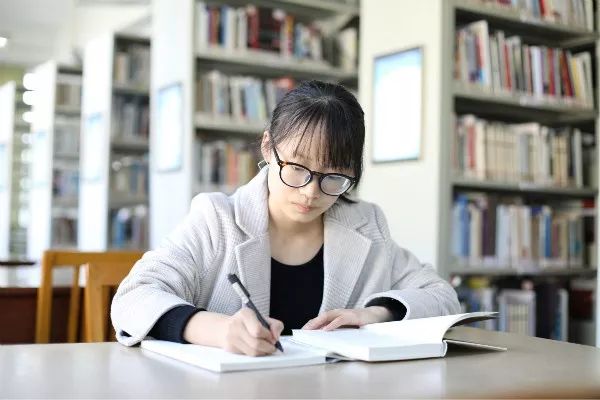 白芸最新作品，跃动知识海洋，成就梦想之舟