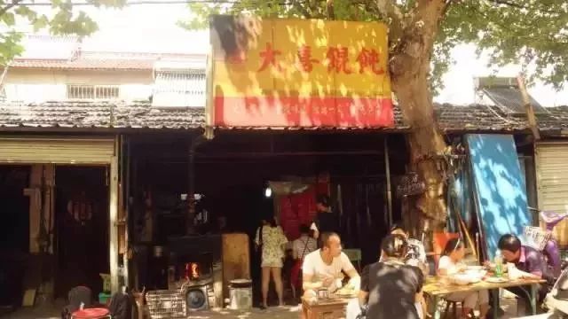 最新凯宴B5，小巷中的美食秘境探索