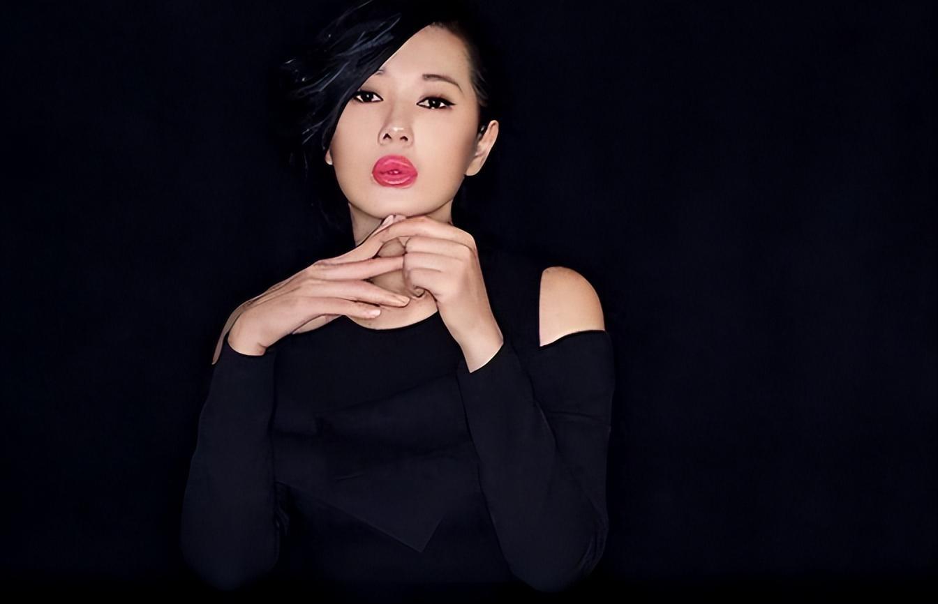 熟女演员，隐秘舞台与小巷的交织