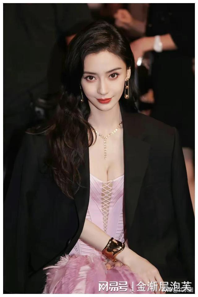 杨颖最新照片集发布，展现时尚魅力与公众形象