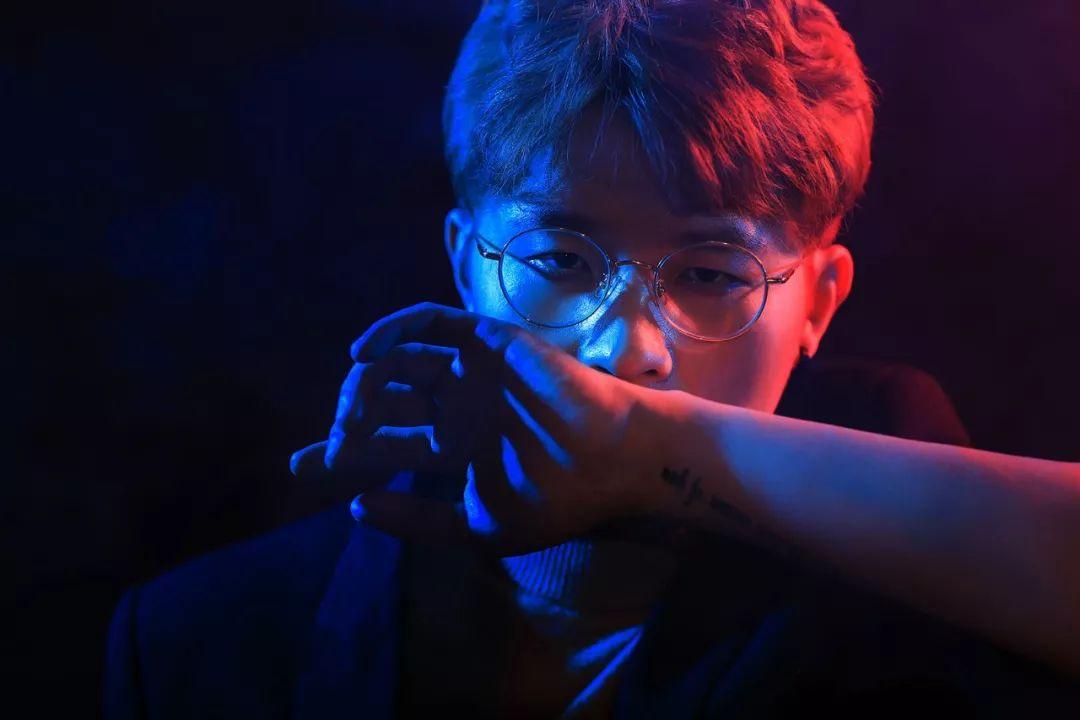 演员钢琴弹唱，励志之歌，展现自信与成就感的旋律