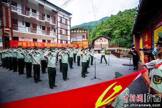 武警部队改革探寻特色小店，小巷风景别样美