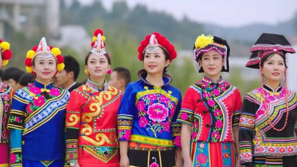 最新彝族服装，时尚之旅与深厚友情的绚烂展现