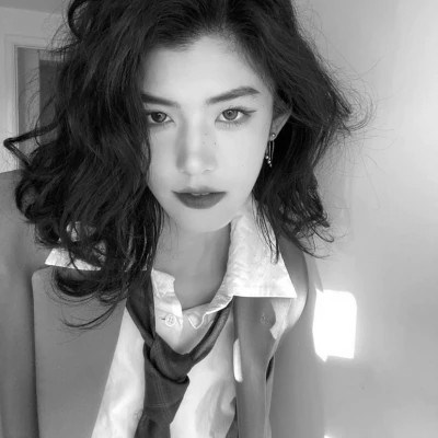 黑白女生头像时尚潮流与个人立场探讨，最新头像分享与解读