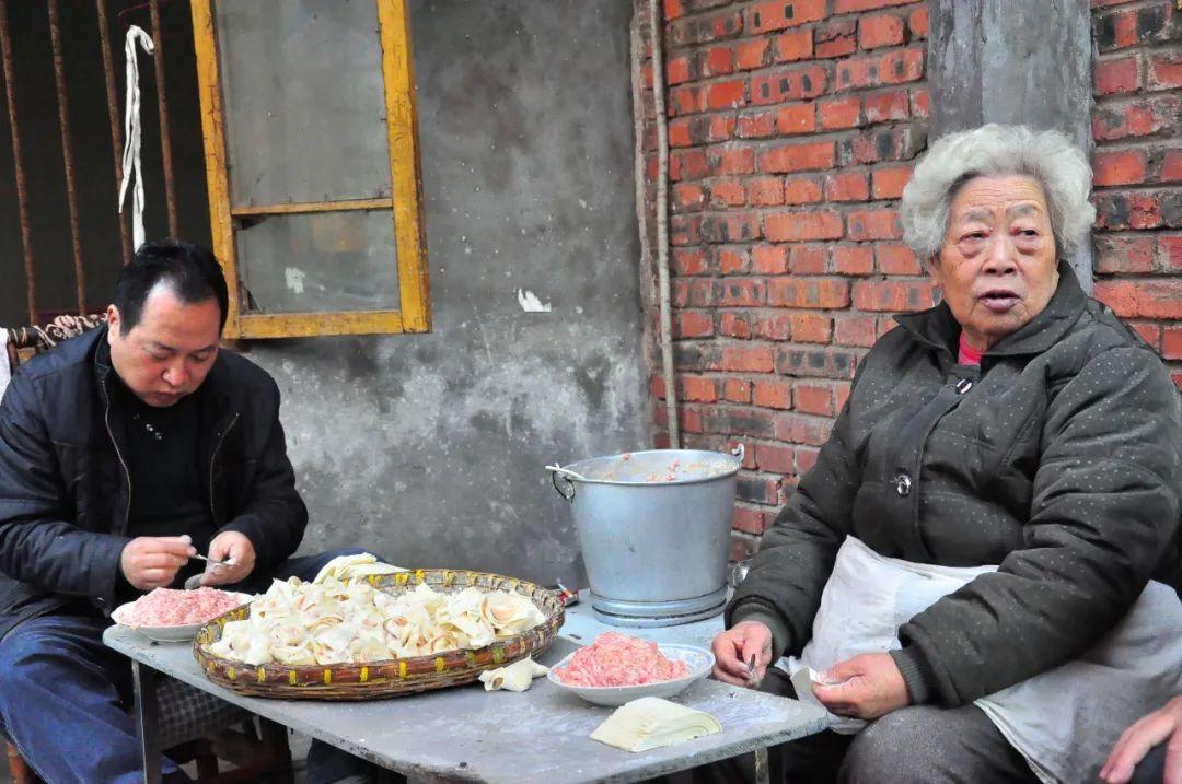 自贡最新干部任免与小巷深处的特色小店探秘揭秘