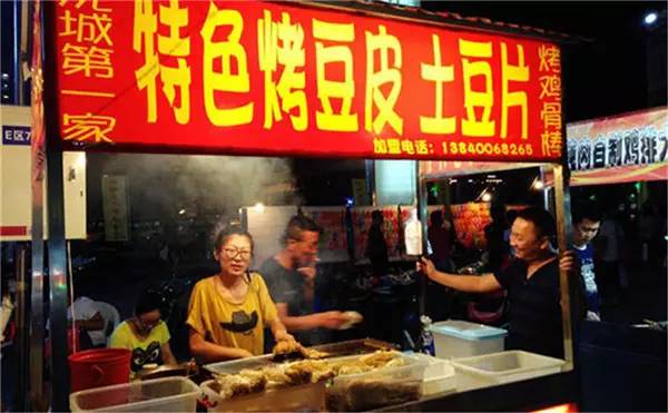 最新夜市小吃，味蕾盛宴与友情交织的夜游体验