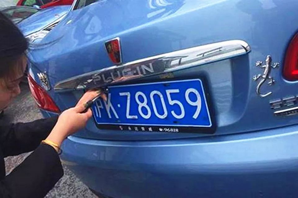 时代变迁下的车牌安装革新