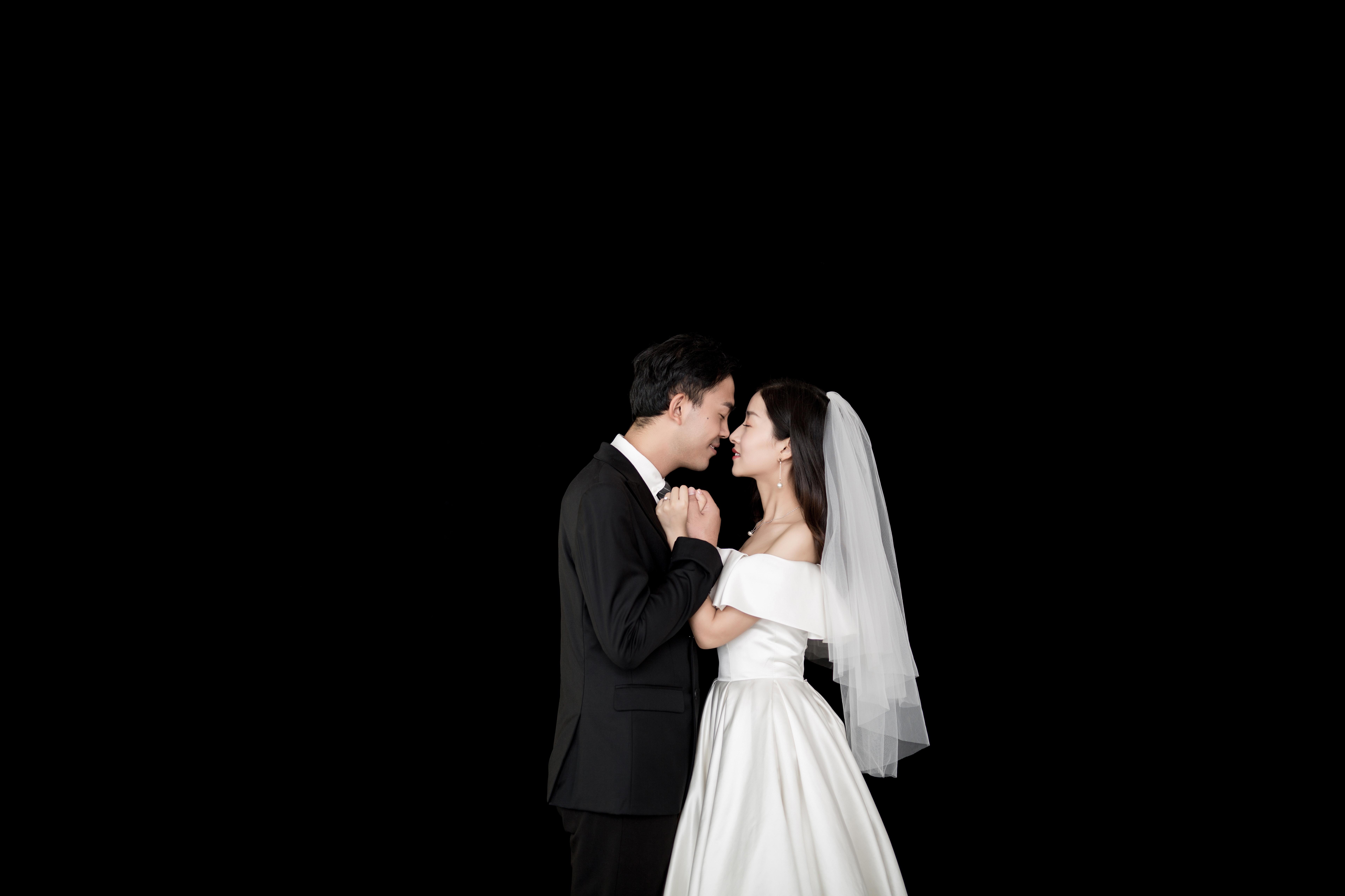 科技与时尚完美融合，最新韩式婚纱流行趋势解析
