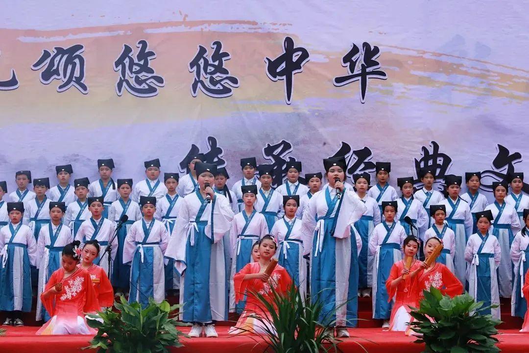李白最新动态，诗仙归来，学习进步展现自信风采